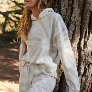 BRAND NEW Abercrombie cropped hoodie